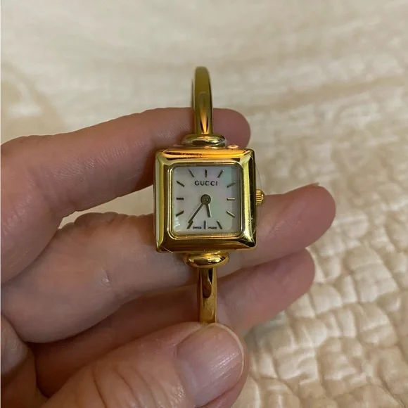 Gold Bangle Women's Watch 1900l MOP face - Picture 1 of 8